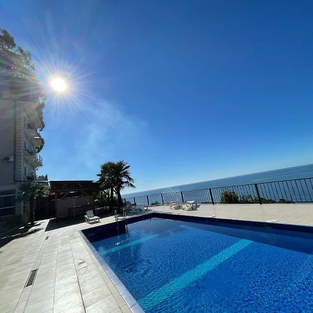 Astan Hotel Гагра Екстериор снимка